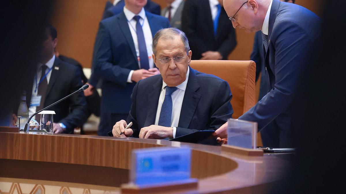 El Ministro de Relaciones Exteriores de Rusia, Sergei Lavrov, asistiendo a la reunión del Consejo de Ministros de Relaciones Exteriores de la CEI.