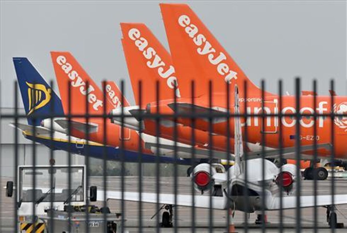 Aviones de Easyjet y Ryanair en el aeropuerto de Luton (Londres) el 16 de abril del 2020. Aviones de Easyjet y Ryanair en el aeropuerto de Luton (Londres) el 16 de abril del 2020.