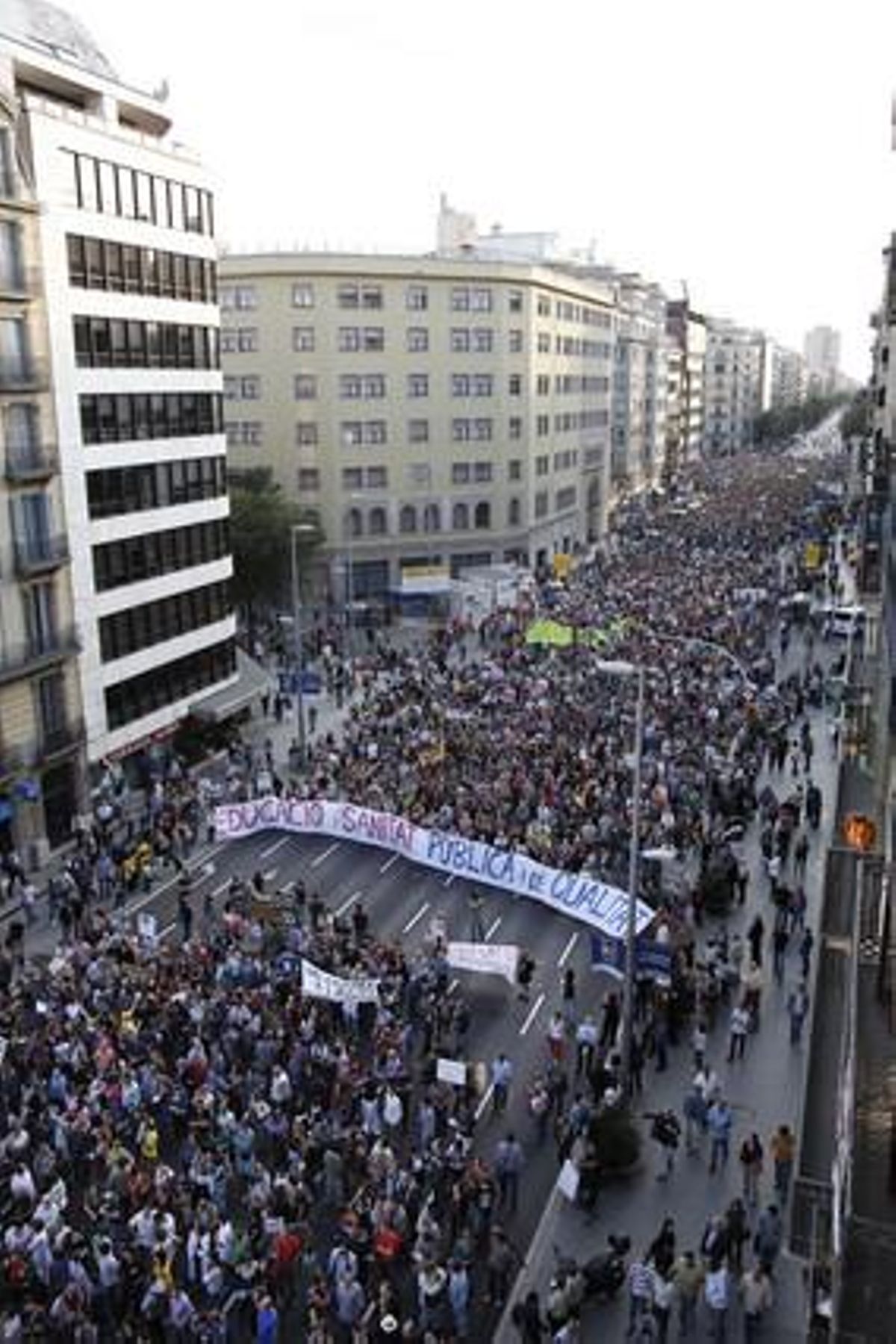 La marcha de Barcelona, a su paso por la calle de Aragó. La marcha de Barcelona, a su paso por la calle de Aragó.