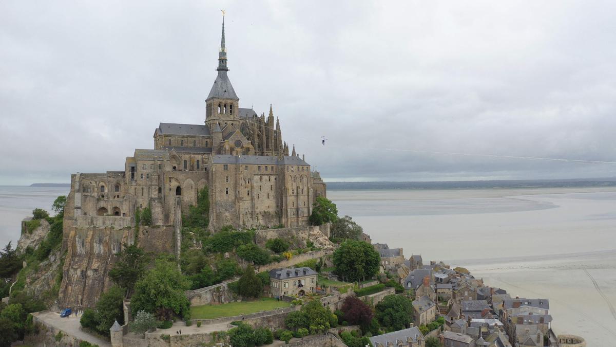 El famoso Mont Saint-Michel ha sido el escenario de la última aventura acrobática del funambulista Nathan Paulin.