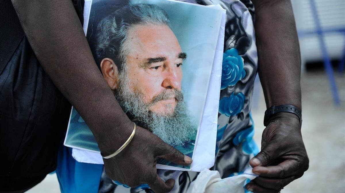 Un cubano sostiene la foto de Fidel Castro, durante los memoriales celebrados tras su muerte, en la Habana, en noviembre del 2016. Un cubano sostiene la foto de Fidel Castro, durante los memoriales celebrados tras su muerte, en la Habana, en noviembre del 2016.