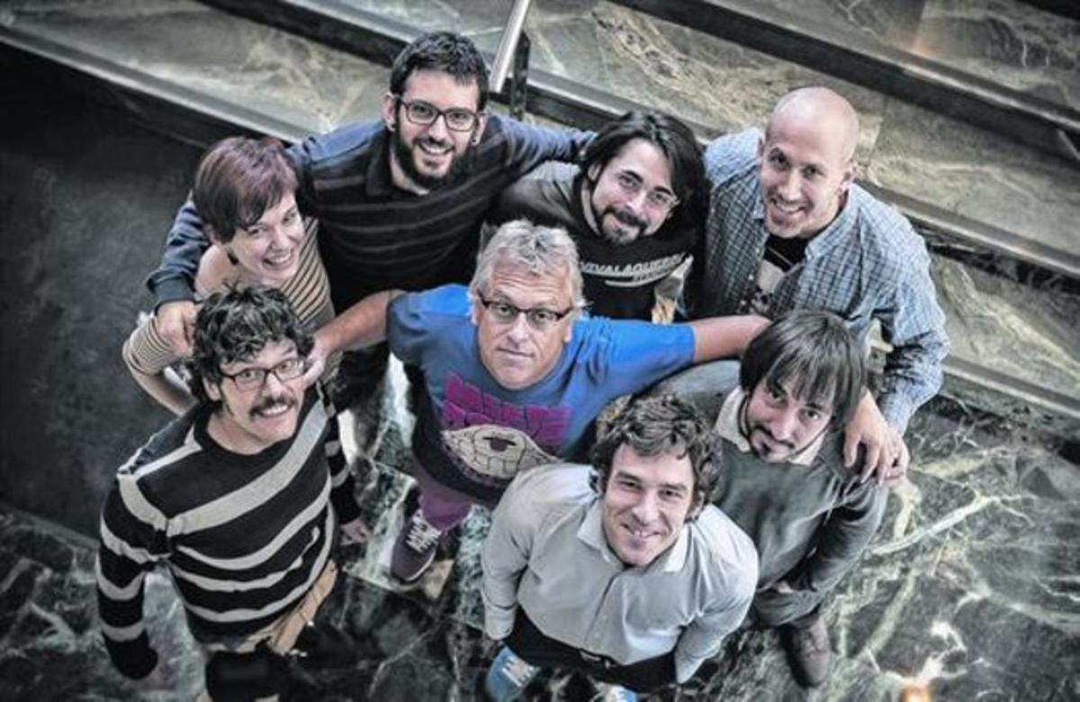 UN MAGO DE LA VIÑETA. Zidrou (centro), rodeado de los dibujantes españoles con los que ha colaborado, en Barcelona. UN MAGO DE LA VIÑETA. Zidrou (centro), rodeado de los dibujantes españoles con los que ha colaborado, en Barcelona.