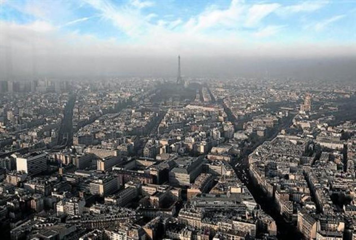 Vista aérea de París durante un episodio de contaminación atmosférica, en diciembre del 2013. Vista aérea de París durante un episodio de contaminación atmosférica, en diciembre del 2013.