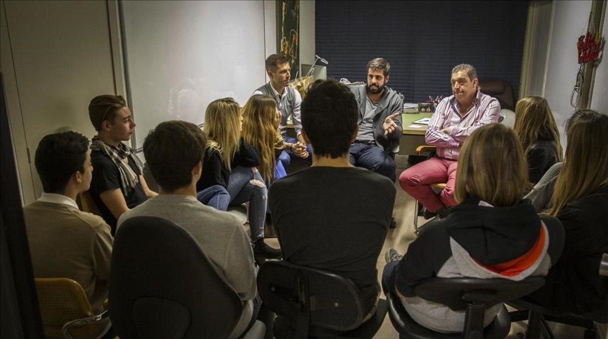 Marc Masip, en el centro de la imagen, con otros terapeutas, durante una charla a menores. Marc Masip, en el centro de la imagen, con otros terapeutas, durante una charla a menores.