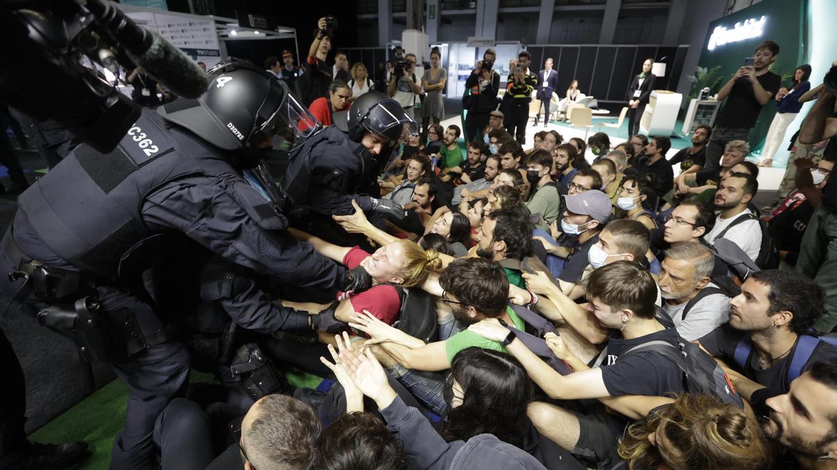 Los activistas provivienda boicotean un salón de inversión inmobiliaria en Barcelona