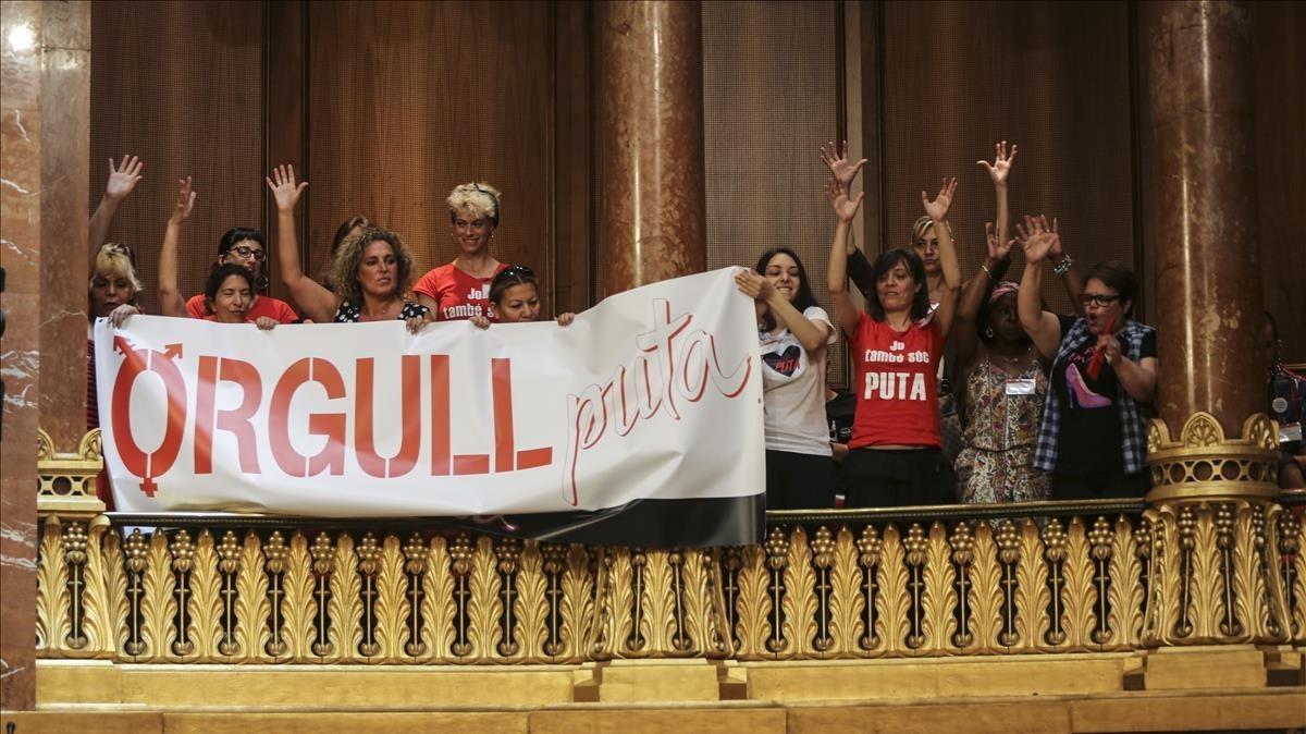 Un grupo de mujeres se manifiesta contra la propuesta del PSC para prohibir la prostitución en las calles de Barcelona