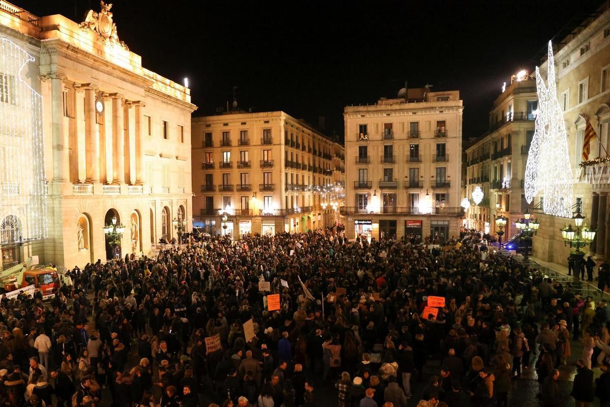 Una manifestació contra el passaport Covid convoca centenars de persones a Barcelona