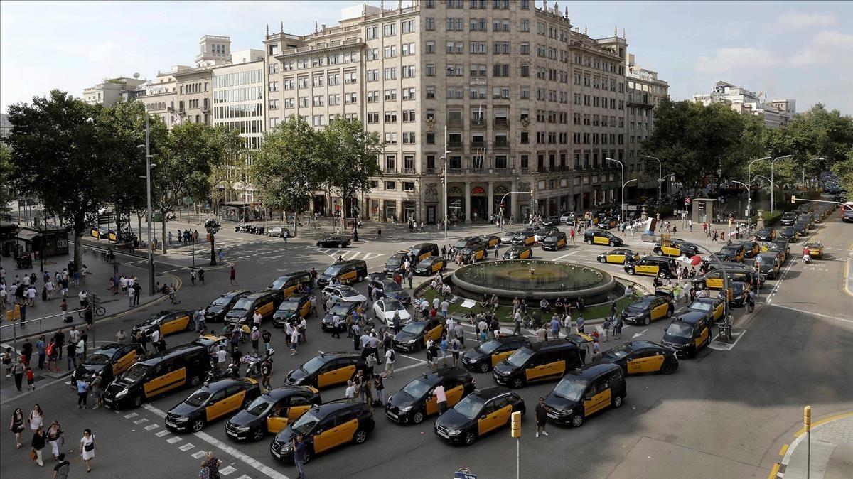 Concentración de taxis en Gran Via con paseo de Gràcia.