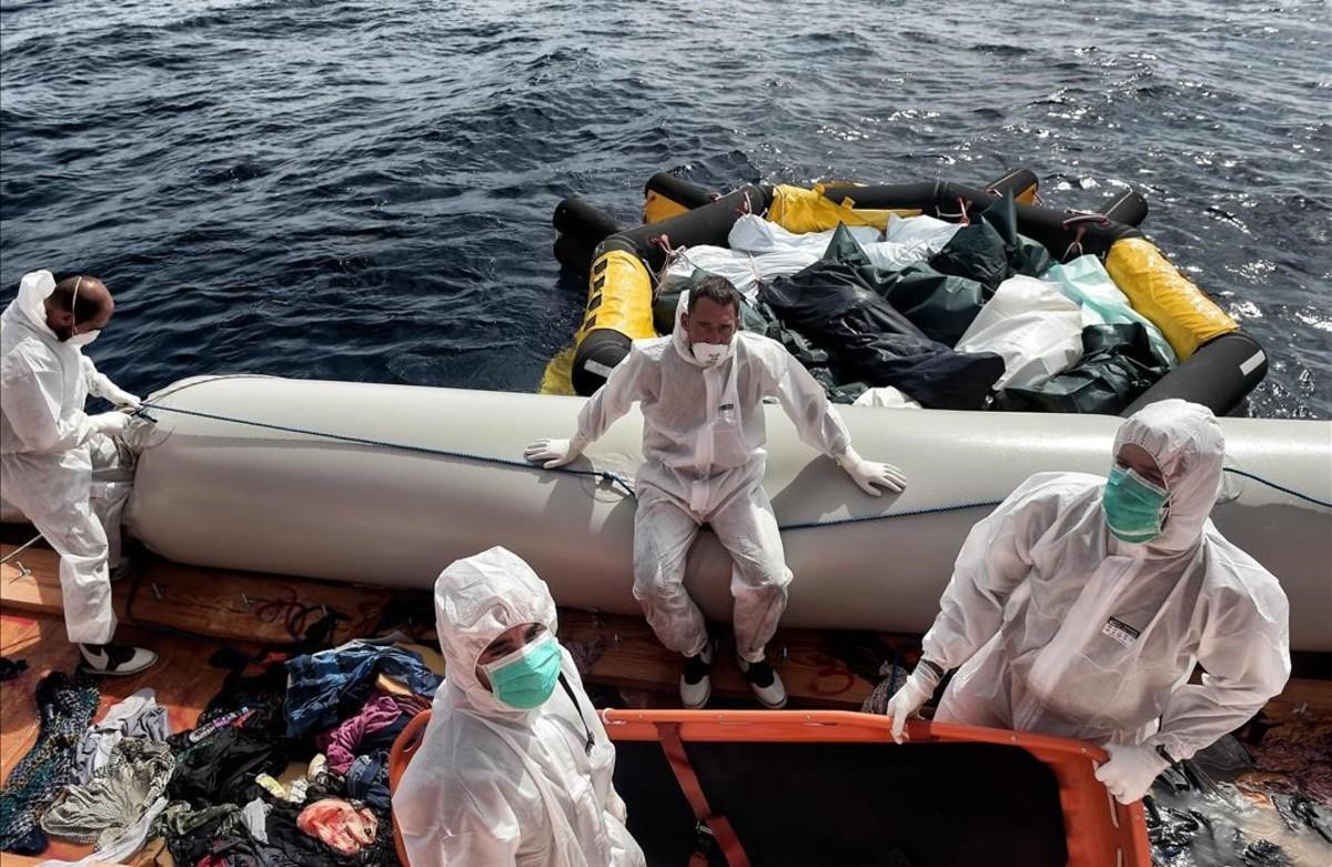 Voluntarios de Proactiva Open Arms recuperan los cadáveres de 29 migrantes muertos en un bote en el mediterráneo.