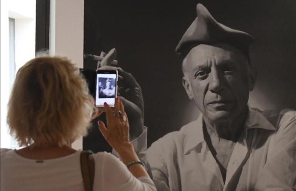 Una visitante fotografía la imagen de Picasso con barretina en la muestra que el Musée d’Art Hyacinthe Rigaud de Perpinyà le dedica. Una visitante fotografía la imagen de Picasso con barretina en la muestra que el Musée d’Art Hyacinthe Rigaud de Perpinyà le dedica.