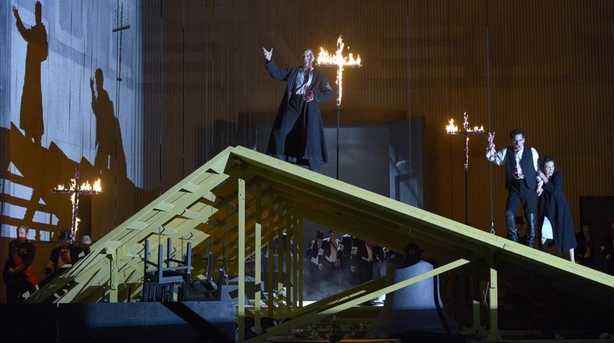 Jerkunica (Marcel), Flórez (Raoul) y Golovneva (Valentine), en la escena final de la ópera ’Les Huguenots’, de Giacomo Meyerbeer, en la Deutsche Oper de Berlín. 