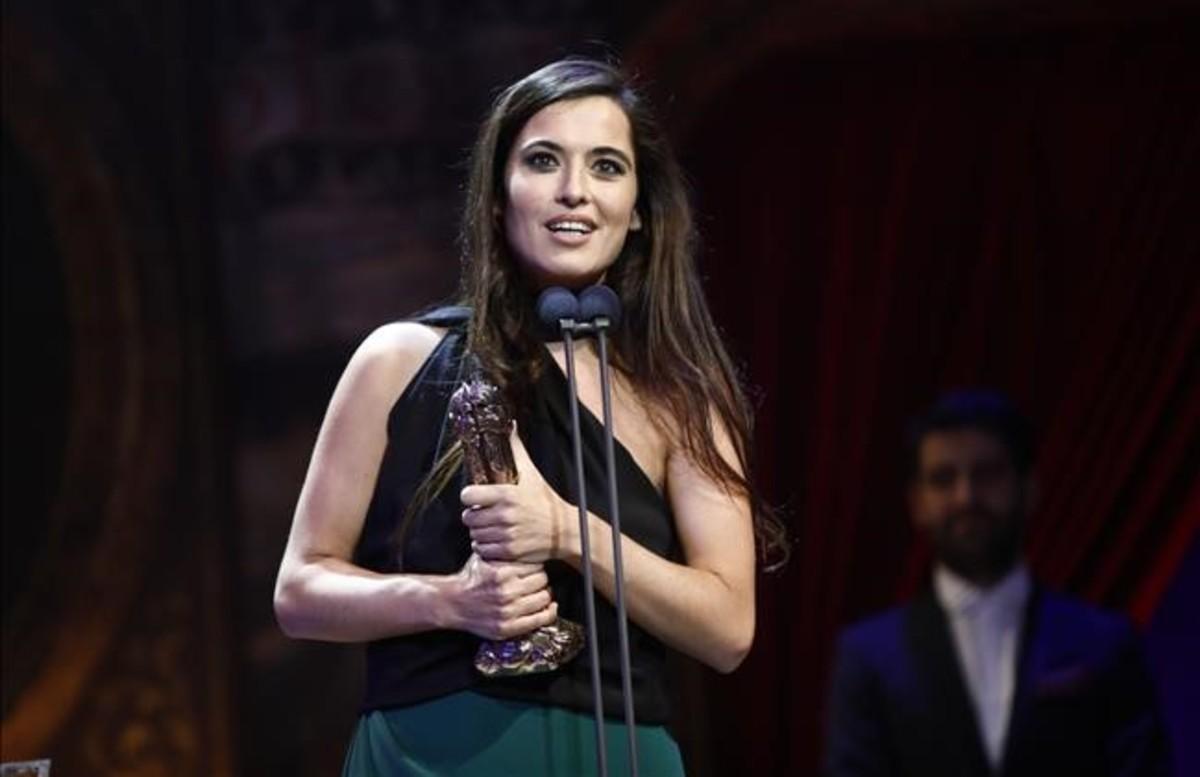Sílvia Pérez Cruz con el premio a mejor música original por ’Cerca de tu casa’.