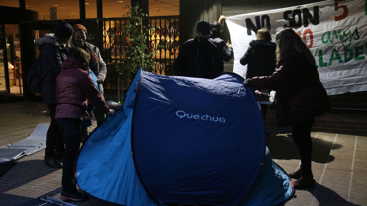 Acampada a las puertas de Educació a un día de la huelga Acampada a las puertas de Educació a un día de la huelga