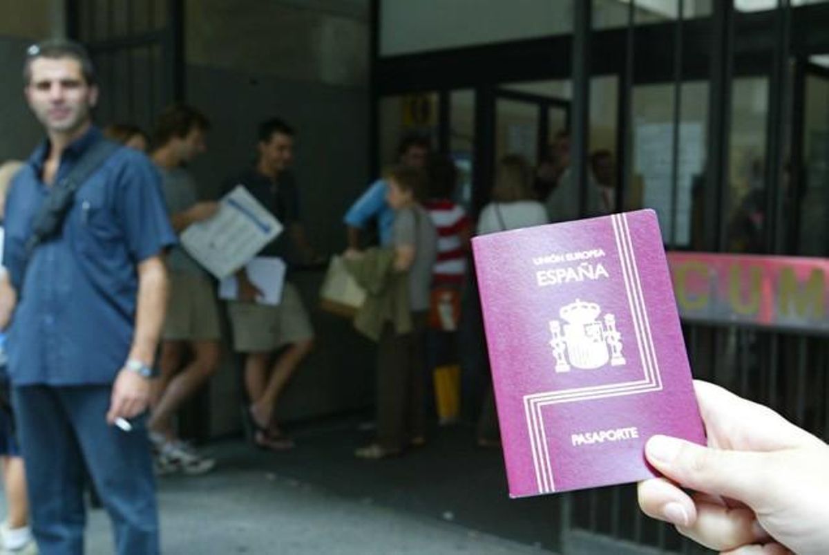 Colas para hacerse el pasaporte en una comisaría de Barcelona, en una imagen de archivo. Colas para hacerse el pasaporte en una comisaría de Barcelona, en una imagen de archivo.