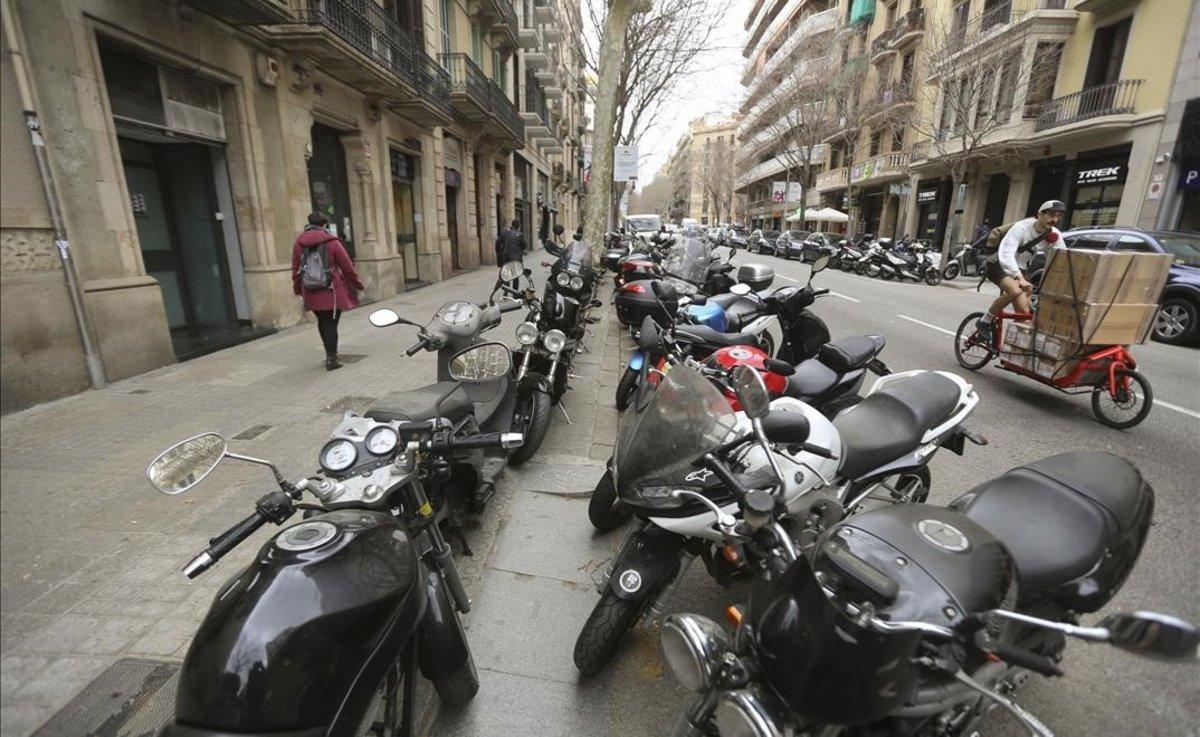 Barcelona es proposa netejar de motos 43.000 metres quadrats de vorera
