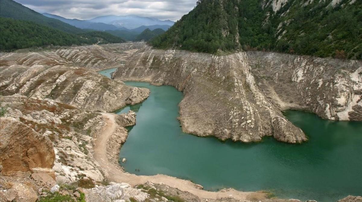 El embalse de la Llosa del Cavall, en el río Cardener, afluente del Llobregat, durante la gran sequía del año 2005. Todo indica que se repetirán episodios similares.