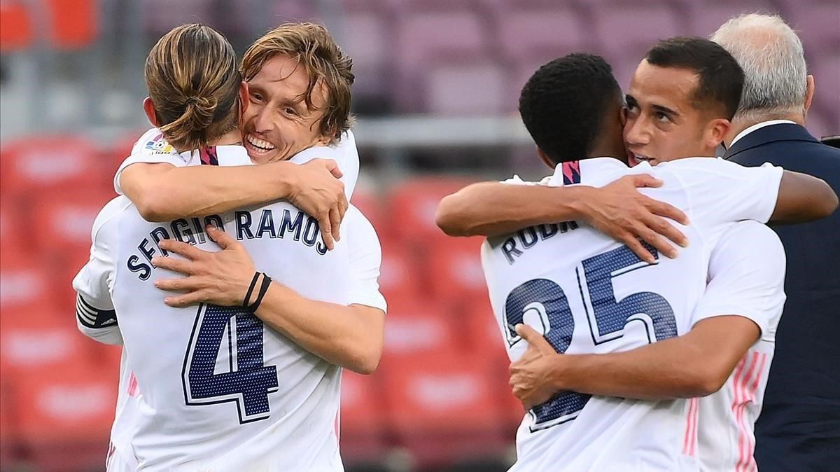 Ramos, Modric, Rodrygo y Lucas Vázquez se abrazan tras ganar el clásico. Ramos, Modric, Rodrygo y Lucas Vázquez se abrazan tras ganar el clásico.