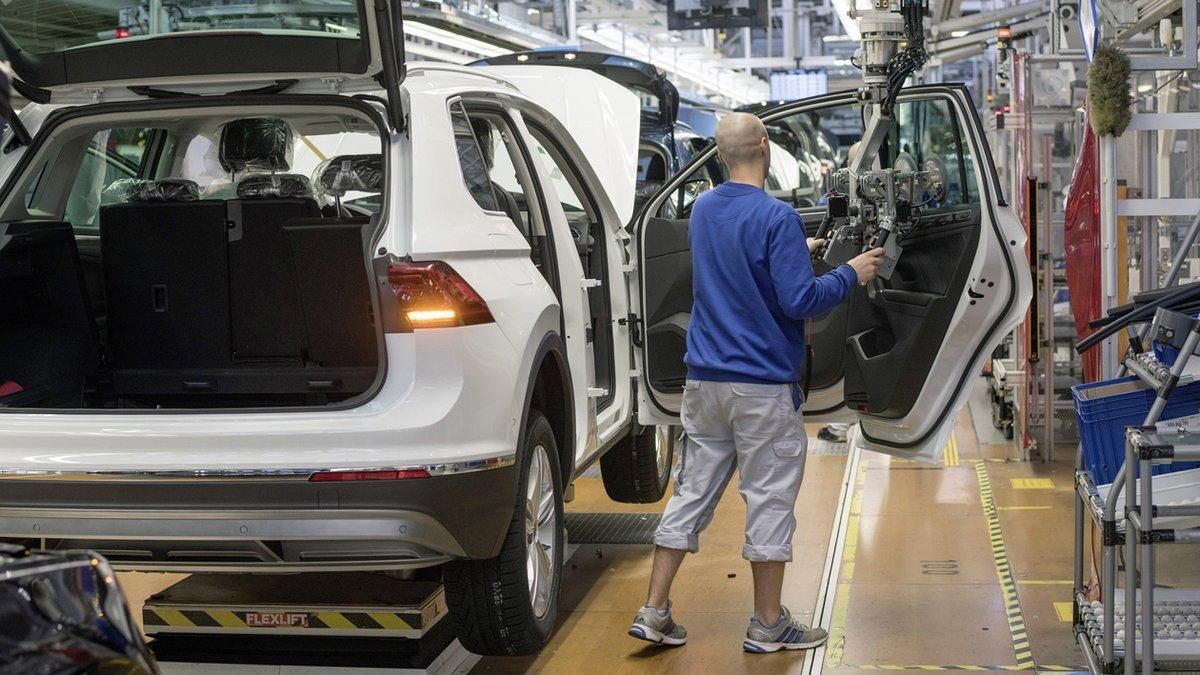 MOTOR AIRBAG Production Volkswagen Tiguan. Installation of the car doors at the assembly line. MOTOR AIRBAG Production Volkswagen Tiguan. Installation of the car doors at the assembly line.
