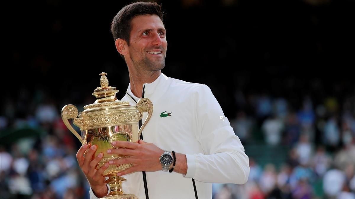Djokovic con la copa de Wimbledon, feliz. Djokovic con la copa de Wimbledon, feliz.