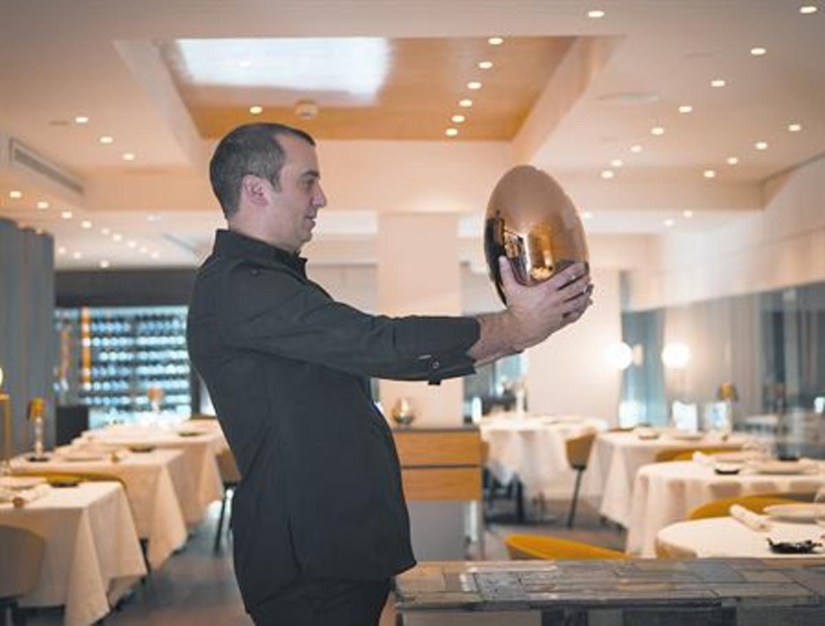 Romain Fornell, con un huevo de Christofle que esconde una cubertería.