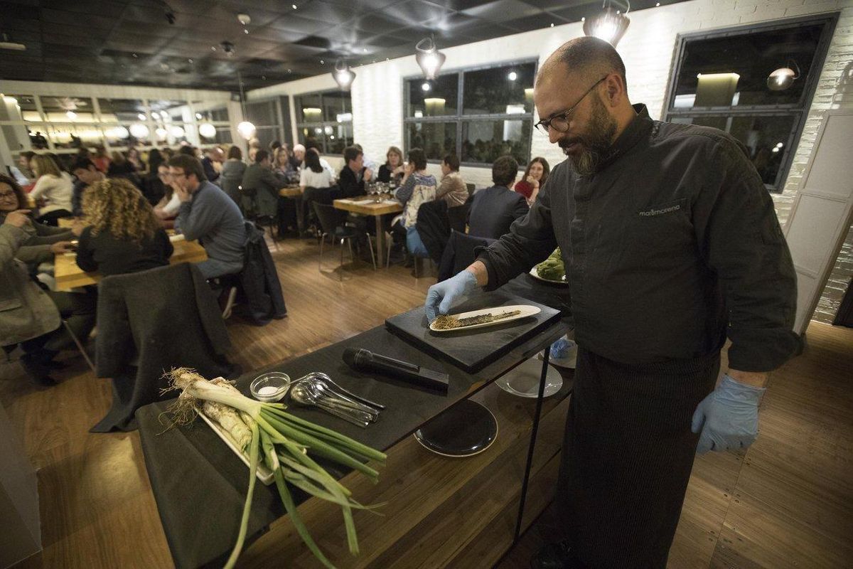 El chef Albert Mendiola, del resturante Marimorena, prepara un original y aprovechadísimo ’calçót durante la Rescue Dinner. El chef Albert Mendiola, del resturante Marimorena, prepara un original y aprovechadísimo ’calçót durante la Rescue Dinner.