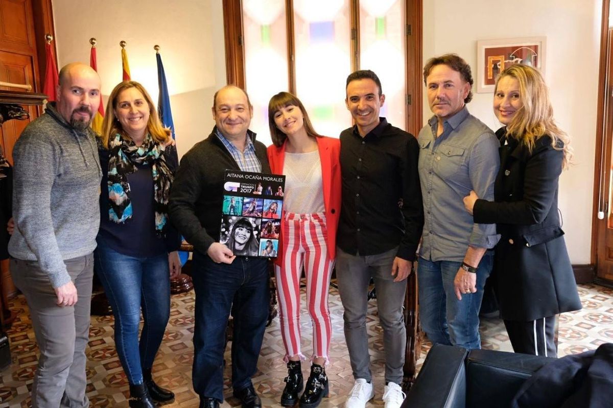 El alcalde de Viladecans, Carles Ruiz, el viernes de la semana pasado recibiendo Aitana Ocaña, finalista de OT, en el Ayuntamiento, junto a sus padres y sus tíos. El alcalde de Viladecans, Carles Ruiz, el viernes de la semana pasado recibiendo Aitana Ocaña, finalista de OT, en el Ayuntamiento, junto a sus padres y sus tíos.