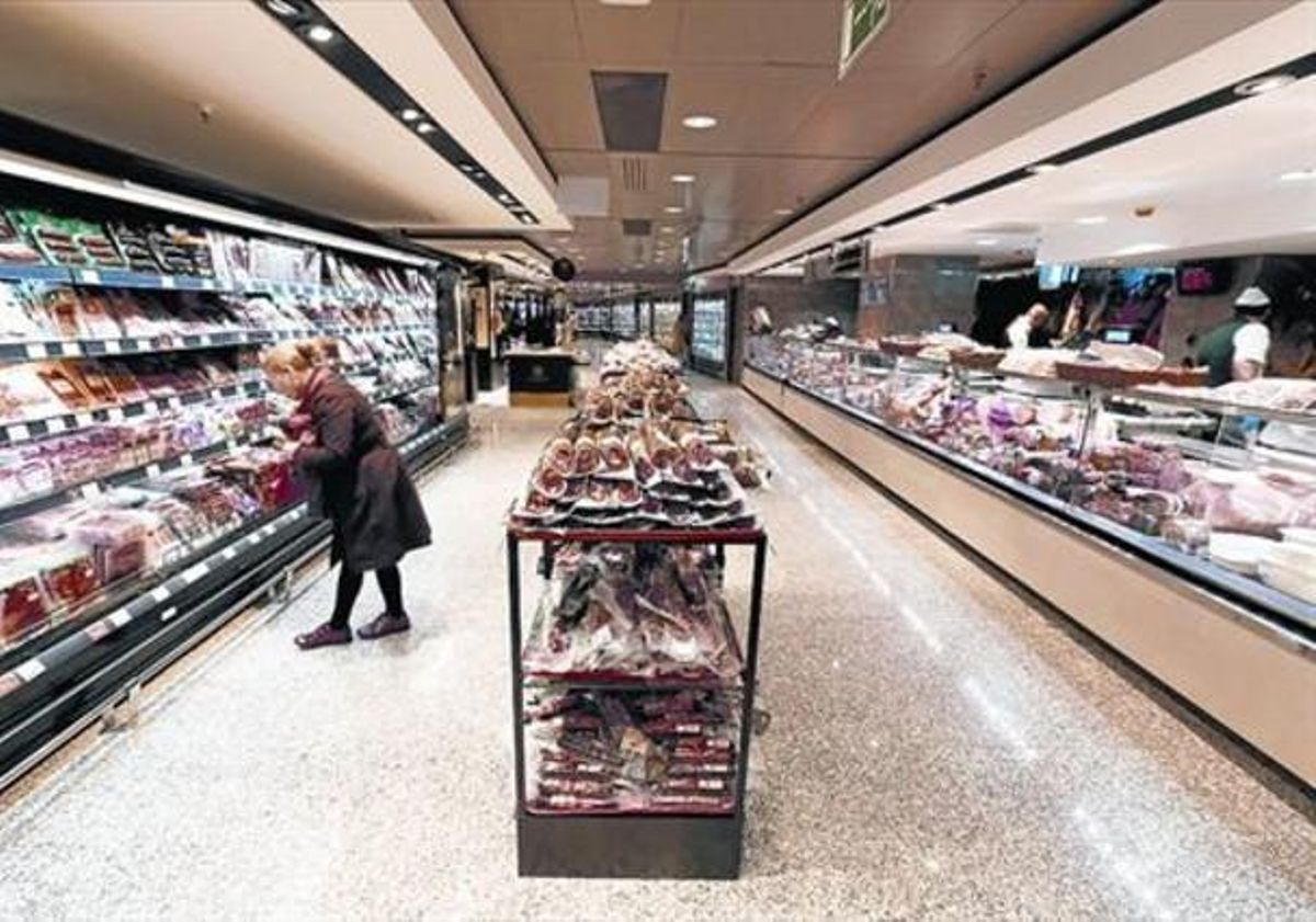 Aspecto de la zona de embutidos del nuevo supermercado de El Corte Inglés de plaza de Catalunya. Aspecto de la zona de embutidos del nuevo supermercado de El Corte Inglés de plaza de Catalunya.