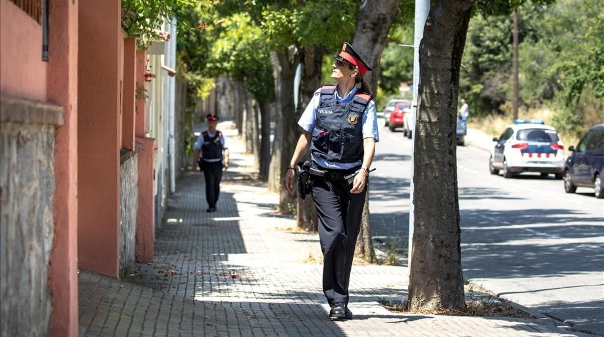 Dos mossos patrullan por el paseo de los Pollancres, en Sant Cugat del Vallès.
