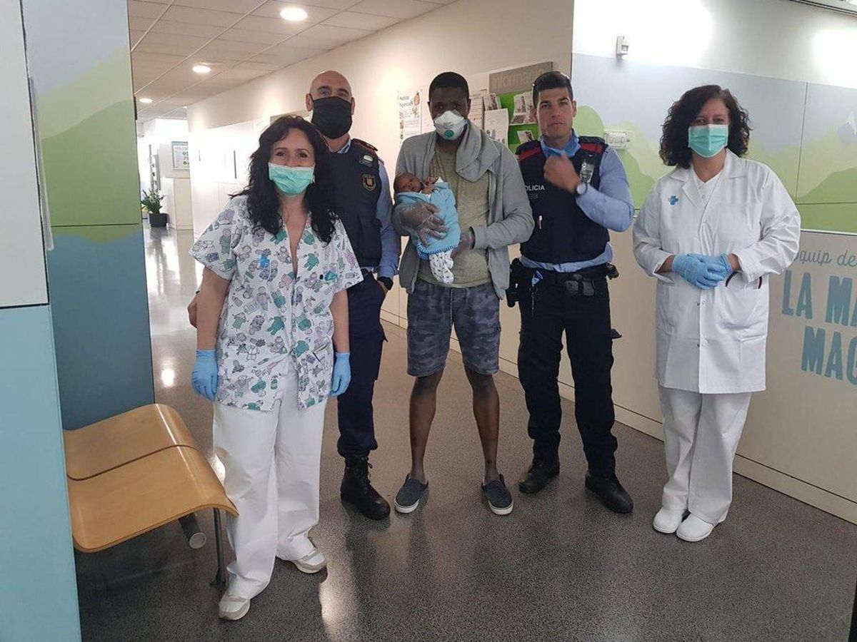 Diane, con su hijo Seynabou y los mosos que le han ayudado, en el CAP de Sants. Diane, con su hijo Seynabou y los mosos que le han ayudado, en el CAP de Sants.