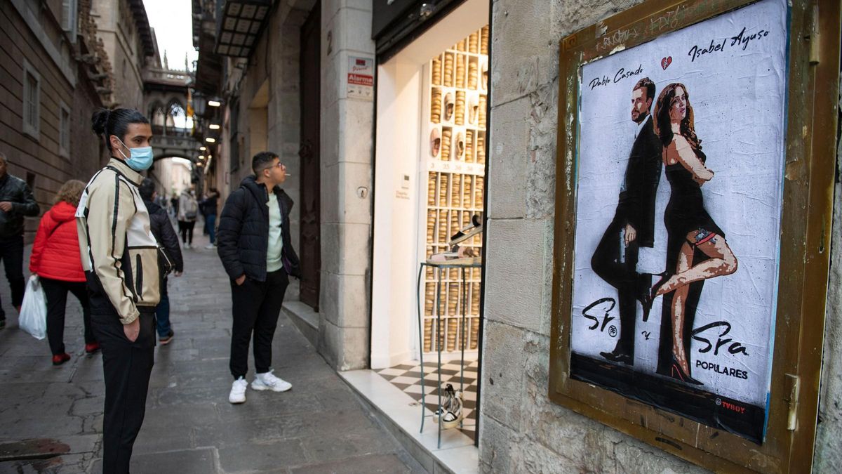 TvBoy cuelga la obra titulada Sr. y Sra. PP sobre la crisis del PP en la calle del Bisbe de Barcelona TvBoy cuelga la obra titulada Sr. y Sra. PP sobre la crisis del PP en la calle del Bisbe de Barcelona