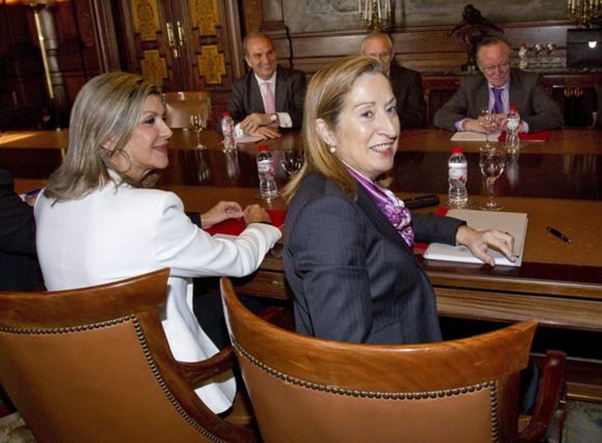 La delegada del Gobierno en Cataluña, María de Los Llanos de Luna, y la ministra de Fomento, Ana Pastor, durante la reunión celebrada en la delegación del Gobierno en Barcelona. La delegada del Gobierno en Cataluña, María de Los Llanos de Luna, y la ministra de Fomento, Ana Pastor, durante la reunión celebrada en la delegación del Gobierno en Barcelona.