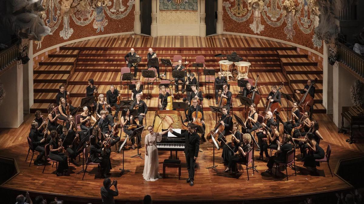 La soprano Julia Lezhneva y Dani Espasa, con la OBC, saludan en la clausura del Festival Mozart en el Palau de la Música el pasado mes de julio.   