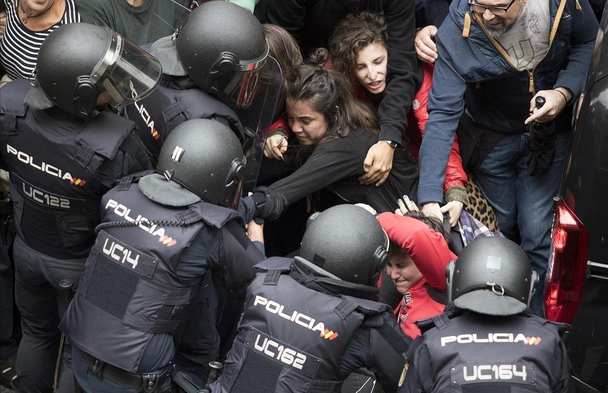 Actuación de la Policia Nacional en las puertas del colegio electoral Ramon Llull de Barcelona durante el 1-O.