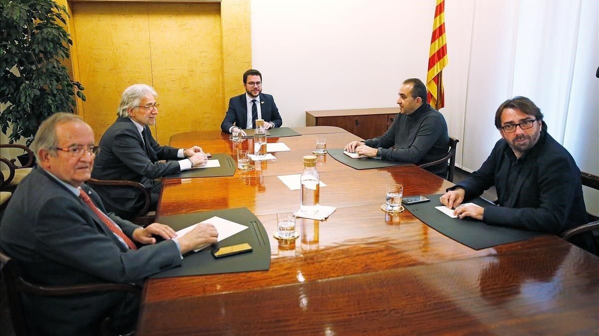 El ’vicepresident’ Pere Aragones explica a patronales y sindicatos el nuevo proyecto de presupuestos. El ’vicepresident’ Pere Aragones explica a patronales y sindicatos el nuevo proyecto de presupuestos.