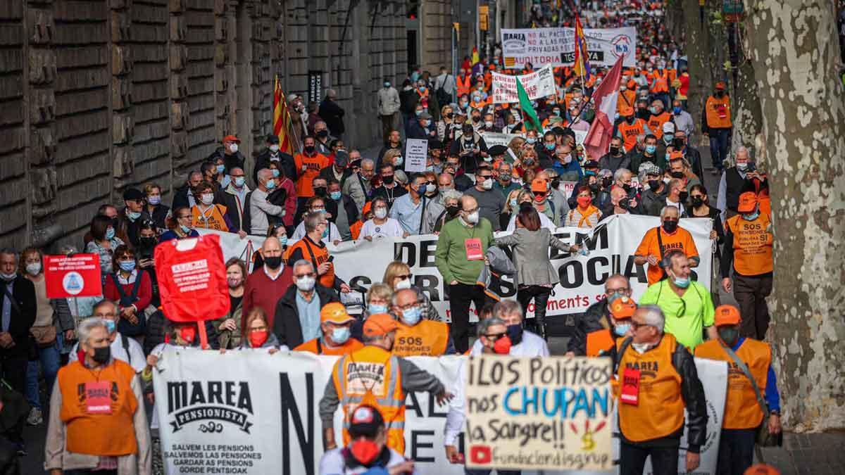 La manifestación en defensa de las pensiones, a su paso por La Rambla.