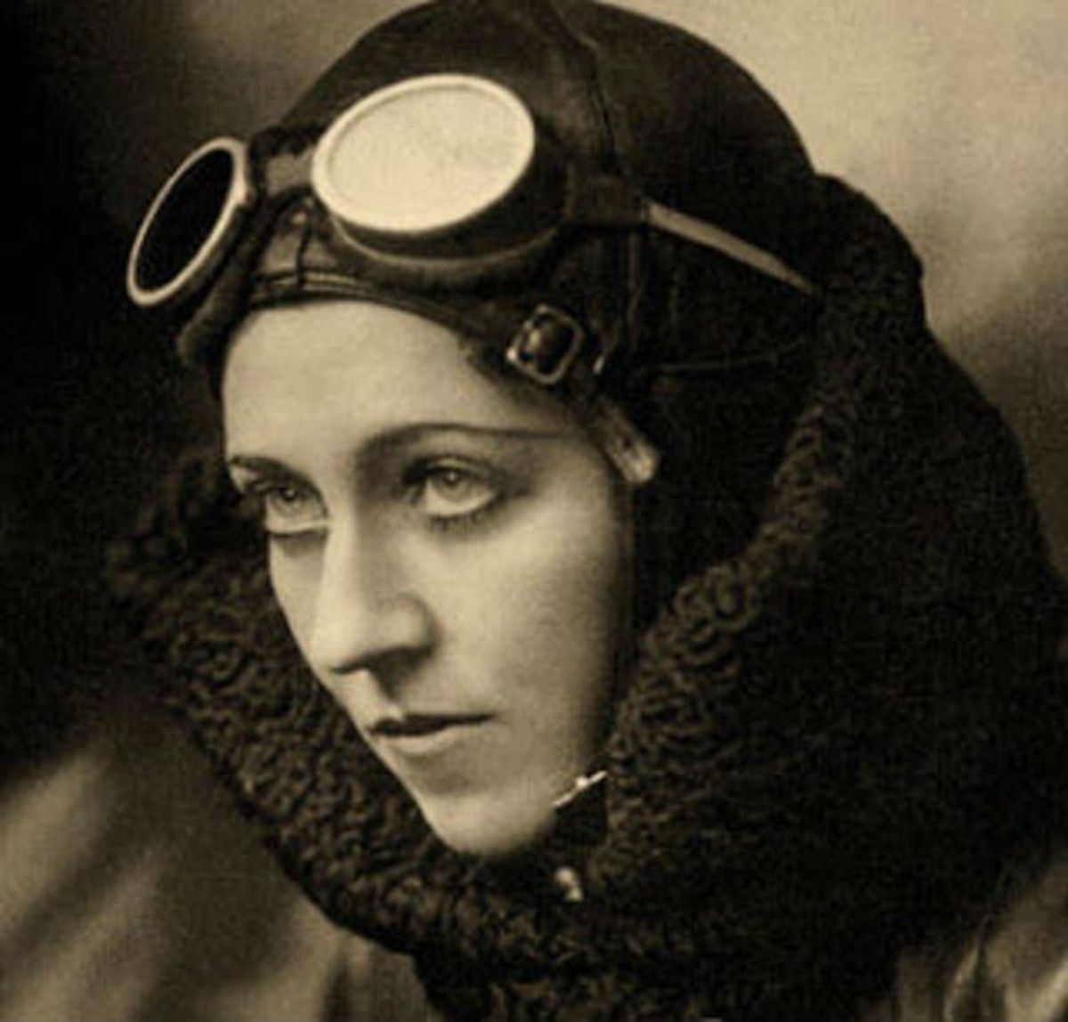 Amy Johnson, pionera de la aviación y piloto durante la segunda guerra mundial. Amy Johnson, pionera de la aviación y piloto durante la segunda guerra mundial.