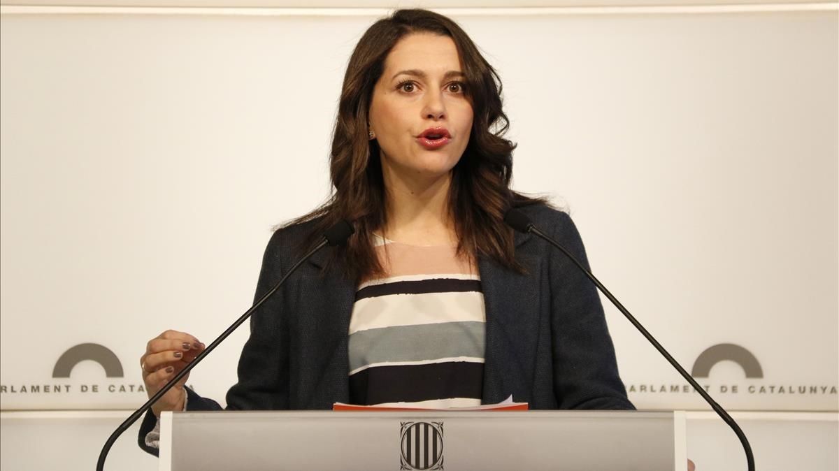 Inés Arrimadas, en una rueda de prensa en el Parlament. Inés Arrimadas, en una rueda de prensa en el Parlament.
