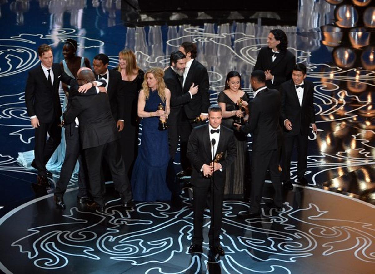 El equipo de ’12 años de esclavitud’ recoge el Oscar a mejor película.