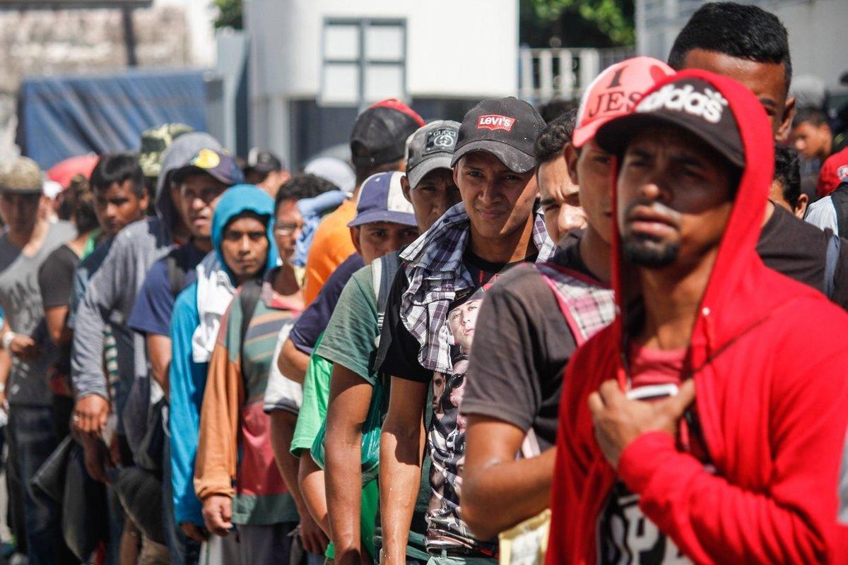 Migrantes hondurenos que decidieron acogerse a la tarjeta humanitaria para establecerse de manera legal en territorio mexicano que les permitira buscar trabajo o ir a la frontera con Estados Unidos en busca de su ingreso a territorio norteamericano en Ciudad Hidalgo Mexico EFE Luis Villalobos Migrantes hondurenos que decidieron acogerse a la tarjeta humanitaria para establecerse de manera legal en territorio mexicano que les permitira buscar trabajo o ir a la frontera con Estados Unidos en busca de su ingreso a territorio norteamericano en Ciudad Hidalgo Mexico EFE Luis Villalobos
