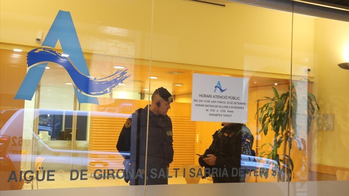 La Guardia Civil registra las instalaciones de la empresa Aigües de Girona, el pasado 19 de septiembre. La Guardia Civil registra las instalaciones de la empresa Aigües de Girona, el pasado 19 de septiembre.