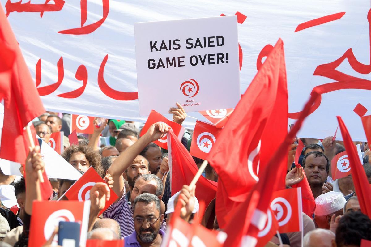 Seguidores del partido islamista tunecino Enhanda ondean la bandera del país en una manifestación en Túnez en contra del presidente Kais Said, en octubre de 2022. 