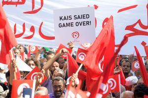 Seguidores del partido islamista tunecino Enhanda ondean la bandera del país en una manifestación en Túnez en contra del presidente Kais Said, en octubre de 2022. 