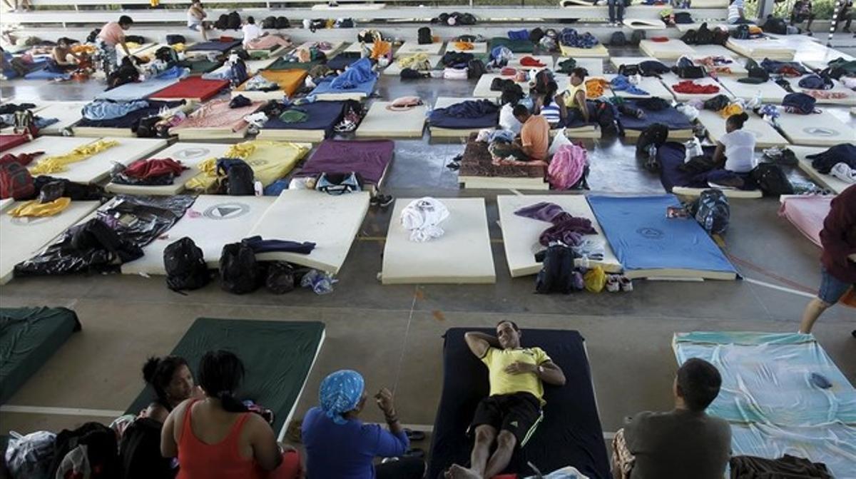 Inmigrantes cubanos descansan en un refugio en La Cruz, Costa Rica.
