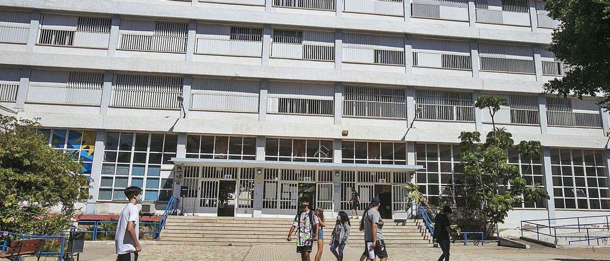 Alumnado con mascarilla en el acceso al Instituto Cavanilles de ESO, Bachillerato y Formación Profesional. Alumnado con mascarilla en el acceso al Instituto Cavanilles de ESO, Bachillerato y Formación Profesional.