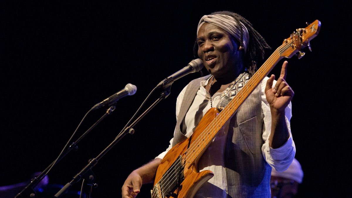 Richard Bona es una de las actuaciones destacadas de la 53ª edición del Festival de Jazz de Barcelona. Richard Bona es una de las actuaciones destacadas de la 53ª edición del Festival de Jazz de Barcelona.