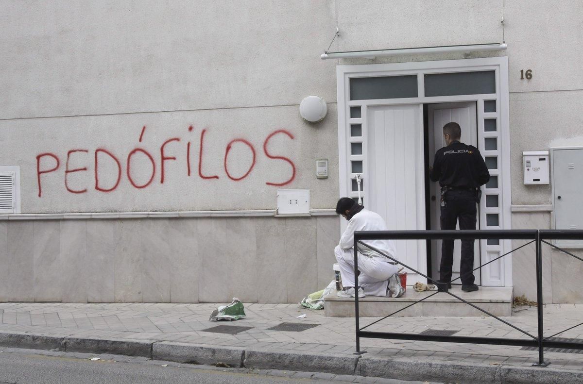 GRA378. GRANADA, 26/11/2014.- Un pintor momentos antes de repasar con pintura blanca una de las pintadas aparecidas en rojo esta mañana con acusaciones de pedofilia y pederastia en una pared de la parroquia San Juan María Vianney de Granada, donde oficiaba misa el padre Román, uno de los cuatro detenidos en el marco de la investigación sobre supuestos abusos sexuales cometidos contra al menos un menor. EFE/Pepe Torres GRA378. GRANADA, 26/11/2014.- Un pintor momentos antes de repasar con pintura blanca una de las pintadas aparecidas en rojo esta mañana con acusaciones de pedofilia y pederastia en una pared de la parroquia San Juan María Vianney de Granada, donde oficiaba misa el padre Román, uno de los cuatro detenidos en el marco de la investigación sobre supuestos abusos sexuales cometidos contra al menos un menor. EFE/Pepe Torres
