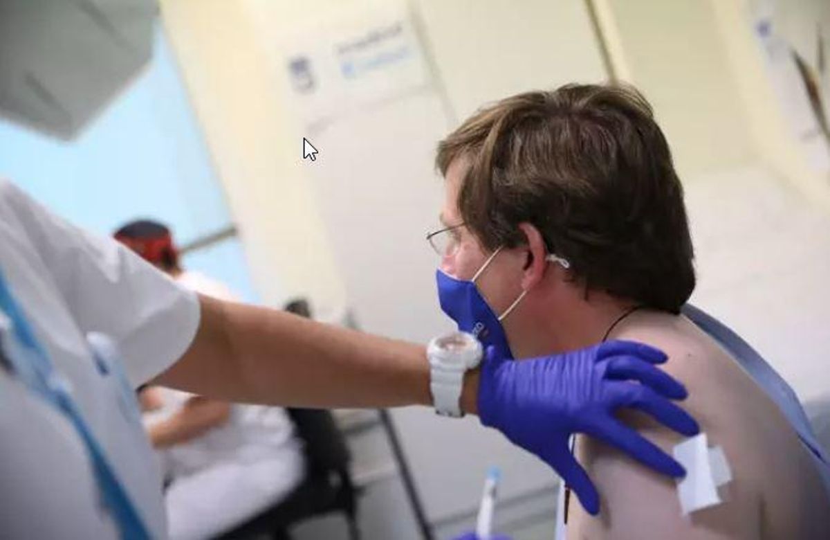 Almeida recibe la primera dosis de la vacuna. Almeida recibe la primera dosis de la vacuna.