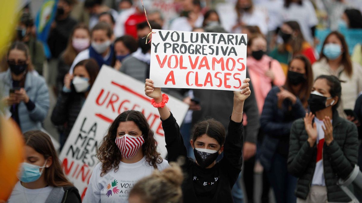 Padres de familia reclaman la reapertura de las escuelas en Perú Padres de familia reclaman la reapertura de las escuelas en Perú