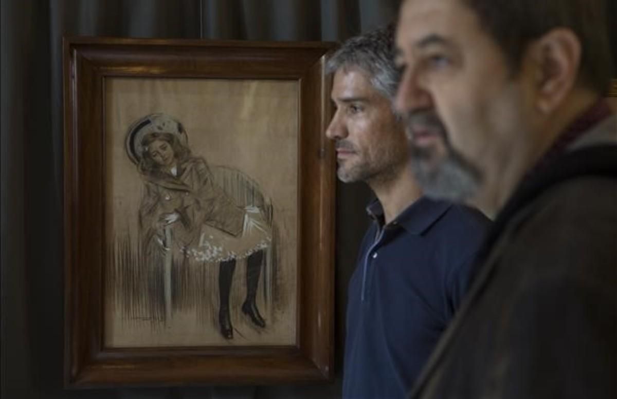 Eduardo Rocamora, izquierda, y Josep Casamartina, junto a uno de los retratos que Casas realizó de su sobrina Catalina Nieto Casas. Eduardo Rocamora, izquierda, y Josep Casamartina, junto a uno de los retratos que Casas realizó de su sobrina Catalina Nieto Casas.