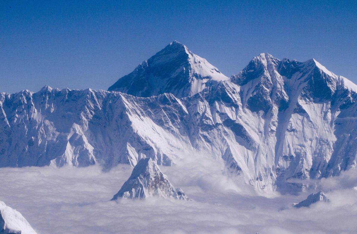 El Everest, visto desde el aire, sobre Nepal. El Everest, visto desde el aire, sobre Nepal.